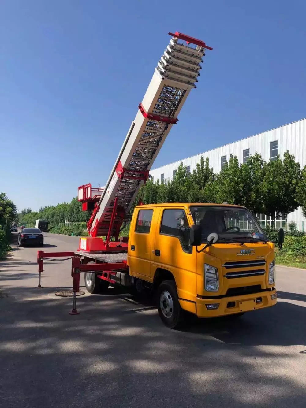 连山附近的云梯车出租服务：轻松解决高空作业需求